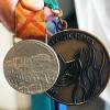 Zwei Schätze aus der Titelsammlung von Roland Hartmann: Die Silbermedaille von den Paralympics 2004 in Athen (links) und die Bronemedaille von den Spielen 1996 in Atlanta.