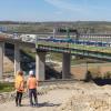 Auf der Brücke am Trog bei Heidingsfeld wird trotz Corona gebaut und weiter betoniert. Deutlich erkennbar ist rechts im Bild die Verschalung für die äußere Brückenkappe.