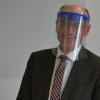 So bleibt das Gesicht sichtbar - und der nötige Corona-Schutz ist doch gewährt: Landrat Wilhelm Schneider durfte ein Visier zur Probe aufsetzen.