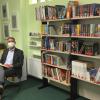 Leiterin Claudia Binzenhöfer und Bürgermeister Peter Kornell bei der inoffiziellen Inbetriebnahme der Bibliothek.