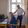Bei der ersten ökumenischen Abendandacht, welche über die Dorfsprechanlage fast im ganzen Ort übertragen wurde, bat Pfarrerin Victoria Fleck für alle Gläubigen im Ort, die Nähe Gottes zu spüren und sich nicht allein zu fühlen. Die Technik für diese neue Form des gemeinsamen Gottesdienstes in Zeiten der Corona-Pandemie stellten Peter Dietrich (links) und Markus Bettinger (rechts) bereit.