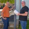 Um die alte Dorfsprechanlage wieder zu reaktivieren, erfassten Peter Dietrich (links) und Markus Bettinger (rechts) zunächst den Lautsprecherbestand im Ort. Die defekten Lautsprecher wurden festgehalten und sollen jetzt sukzessive ausgetauscht werden. Ersatzteile konnten die beiden kostengünstig gebraucht auf verschiedenen Internetportalen erwerben.