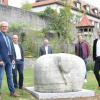 Die Taube, die zuvor direkt neben dem Hohntor stand, hat nun einen neuen Standort im Pershore Garten. Die Taube, die zuvor direkt neben dem Hohntor stand, hat nun einen neuen Standort im Pershore Garten.