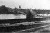Die Segnitzer Brücke wurde 1893 von der Gemeinde erbaut, am 5. April 1945 von deutschen Truppen gesprengt, 1948/49 wieder aufgebaut. Nach einer Schiffskollision am 29. März 2001 wurde das endgültige Urteil über den Flussübergang zugunsten eines Neubaus an anderer Stelle Main aufwärts gefällt.