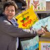 Leiterin Ninette Schmitt bereitet den Briefkasten des Kindergarten KiZ St. Maximilian Kolbe vor, damit die Kinder ihren Erziehern kleine Brief oder Nachrichten schicken können. Mit dieser Aktion soll der Kontakt in der "Corona Zeit" zu den Kindern gehalten werden. Leiterin Ninette Schmitt bereitet den Briefkasten des Kindergarten KiZ St. Maximilian Kolbe vor, damit die Kinder ihren Erziehern kleine Brief oder Nachrichten schicken können. Mit dieser Aktion soll der Kontakt in der "Corona Zeit" zu den Kindern gehalten werden.