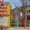 Was darf man in Corona-Zeiten und was nicht? Dass der Schmalwasserer Kinderspielplatz gesperrt ist, ist eindeutig erkenntlich. Aber ob man in die Rhön fahren darf oder nicht, das ist nicht nur eine juristische, sondern auch eine ethische Frage.