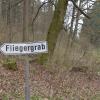Ein Hinweisschild auf dem Weg von Zimmern nach Kützbrunn weist den Weg zum Waldgrab des Fliegers Karl Göller. Ein Hinweisschild auf dem Weg von Zimmern nach Kützbrunn weist den Weg zum Waldgrab des Fliegers Karl Göller.