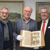 Ein wertvolles Buch des Karlstadter Humanisten Johann Zahn ist jetzt im Besitz des Historischen Vereins. Darüber freuen sich im Bild von links Wolfgang Merklein, Manfred Schneider und Peter Schmitt.