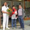 Blumen zum Abschied: Nordheims Bürgermeister Guido Braun (rechts) überreichte an die langjährige Verkaufskraft der Metzgerei Höhn Marianne Hofmann einen Blumenstrauß. Mit im Bild ist Firmenschef Claus Höhn. Foto Walter Braun Blumen zum Abschied: Nordheims Bürgermeister Guido Braun (rechts) überreichte an die langjährige Verkaufskraft der Metzgerei Höhn Marianne Hofmann einen Blumenstrauß. Mit im Bild ist Firmenschef Claus Höhn. Foto Walter Braun