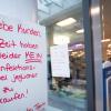 Auch in Schweinfurt hängen Apotheken und Drogeriemärkte solche Informationszettel aus wie in Hamburg, wo dieses Bild aufgenommen worden ist.
