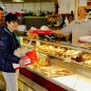 Die erste Lieferung der Initiative "#wirBleibenZuhause!" ging bei der Stettener Bäckerei Schraut über den Ladentisch. Menschen, die in Stetten, Heßlar und Schönarts zur Risikogruppe gehören, können Lebensmittel bestellen und sich diese liefern lassen.