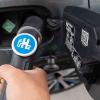 Ein Auto wird mit Wasserstoff betankt. Noch gibt es davon aber wenige.Symbol