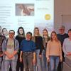 Projektpräsentationen mit den Mitarbeiterinnen von KASA: Cathrin Holland (Vierte von rechts), Gudrund Strehl (Dritte von rechts), Hubert Wittig (Fünfter von rechts) mit Studierenden des Masterstudiengangs Soziale Arbeit und Dieter Kulke (links).