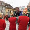 Das Giemaul-Paar Stefan IV. und Sina I. traten am Rosenmontag am Rathausplatz in Heidingsfeld auf die Waage und wurden beim sogenannten Narrenwiegen mit Bierkästen aufgewogen.