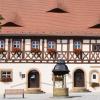 Das Rathaus in Gochsheim besticht durch geschweifte Andreaskreuze unter der Fensterbrüstung im oberen Stockwerk.