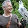 War achtmal zu Gast in der Jugendherberge Lohr: Falkner Walter Reinhart mit einem seiner Greifvögel. War achtmal zu Gast in der Jugendherberge Lohr: Falkner Walter Reinhart mit einem seiner Greifvögel.