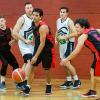 Den Ball fest und erfolgreich im Blick hatten die Basketballer des TSV Brendlorenzen (von links in den dunklen Trikots) Marius Koch, Dragan Korlat und Nikola Radivojac. Brendlorenzen fügte im Spitzenspiel dem bislang verlustpunktfreien Tabellenführer TSG Estenfeld die erste Saisonniederlage zu, wobei Dragan Korlat mit 18 Punkten als erfolgreichster Korbjäger glänzte.