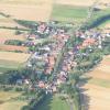 Eine besondere Form hat das Dorf, das Sie dieses  Mal bei unserem Sommerrätsel erkennen sollen. Auffällig ist die Allee in der Dorfmitte.