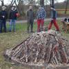 Das Lakefleisch ist unter der Glut noch gut verdeckt. Das Lakefleisch ist unter der Glut noch gut verdeckt.