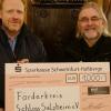 Die Fima Schwab Industries unterstützt den Förderkreis Schloss Sulzheim e.V. mit einer Spende. Im Bild (von links): Armin Pöter (Förderkreis Sulzheim) und Jürgen Schwab (Schwab Industries GmbH).