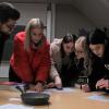 Escaperoom im Klassenzimmer: Die BSZ-Schüler Fabien, Hannah, Kristin, Sarah und Carrie (von links) beim Lösen des ersten Rätsels.