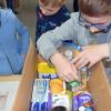 Sieben Klassen der Eichendorff Grund- und Mittelschule Gerbrunn haben sich zusammengetan, um für den Johanniter Weihnachtstrucker ordentlich anzupacken
