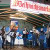 Auf der Bühne spielte zur Eröffnung des Tauberbischofsheimer Weihnachtsmarktes das Ensemble Taubertäler Bläsertage.