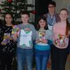 Simon Roos darf die Realschule am Maindreieck beim Bezirksentscheid in Würzburg vertreten. (von links): David Kemmer, Lilly Hetterich, Simon Roos, Stefanie Honzik, Amy Wunderlich, Paul Lang, (hinten) Annette Günther, Fachvorsitzende für Deutsch und Schulleiterin Sonja Fischer-Seitz.