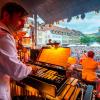 Trotz düsterer Wettervorhersage kamen Tausende zur Big-Band der Bundeswehr auf den Marktplatz. Trotz düsterer Wettervorhersage kamen Tausende zur Big-Band der Bundeswehr auf den Marktplatz.