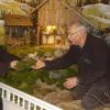 Weihnachts-Vorbereitung: Günter Metz baut mit Pater Georg Andlinger (links) die Krippe in der Klosterkirche am Kreuzberg auf. Weihnachts-Vorbereitung: Günter Metz baut mit Pater Georg Andlinger (links) die Krippe in der Klosterkirche am Kreuzberg auf.