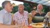 Lokalpolitik und ein offenes Ohr bei Jägerschnitzel und Radler. Lothar Zachmann (links) will im kommenden Jahr Landrat im Landkreis Schweinfurt werden und schon deshalb die Menschen in den Landkreisgemeinden besser kennen lernen. Hier ist er im Gespräch vertieft mit Hermann Zierhut (rechts) und Peter Wehner.