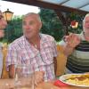 Lokalpolitik und ein offenes Ohr bei Jägerschnitzel und Radler. Lothar Zachmann (links) will im kommenden Jahr Landrat im Landkreis Schweinfurt werden und schon deshalb die Menschen in den Landkreisgemeinden besser kennen lernen. Hier ist er im Gespräch vertieft mit Hermann Zierhut (rechts) und Peter Wehner.