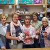 Mit viel Freude und Engagement packt das "Mutter-Kind-Team" in Rosenheim die "Erstlingspakete". Foto: Jürgen Barth Mit viel Freude und Engagement packt das "Mutter-Kind-Team" in Rosenheim die "Erstlingspakete". Foto: Jürgen Barth