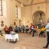 Architekt Johannes Hettiger (rechts)  als kundiger Experte: Eine Führung durch die Baugeschichte  der ehemaligen Pfarrkirche St. Michael bot interessante Einblicke in die Geschichte von Neustadt.