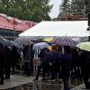 Trauernde auf dem Neuen Friedhof in Kitzingen werden in diesen Wochen bei Beerdigungen wortwörtlich im Regen stehen gelassen.