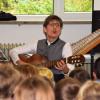 Heike Auer griff bei der Vorstellung ihres Buches "Die Kinder von Kirchsteinach" auch zur Gitarre.