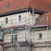 Markantes Haus an der Engstelle in Rienecks Stadtmitte: das historische Haus ist seit Tagen eingerüstet, wird renoviert und saniert.