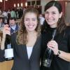 Die jungen Winzerinnen Franziska Schömig und Laura Seifert.