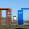 Zeichen der Einheit: der Skulpturenpark auf der Schanz, dem ehemaligen Grenzübergang bei Eußenhausen. Zwischen dem Kunstwerk von Jimmy Fell sieht man den ehemaligen Wachturm der DDR-Grenzer. Zeichen der Einheit: der Skulpturenpark auf der Schanz, dem ehemaligen Grenzübergang bei Eußenhausen. Zwischen dem Kunstwerk von Jimmy Fell sieht man den ehemaligen Wachturm der DDR-Grenzer.