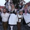 Tanz und Frohsinn bei feuchtfröhlichem Treiben: Seit 30 Jahren gibt es die Kermes in Unterwaldbehrungen. Das Jubiläum wurde mit Jung und Alt kräftig gefeiert. Das Bild zeigt die Unterwälder Kermesjugend bei einer ihrer tollen Tanzaufführungen.