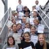 Die Klasse 5b mit ihren Fragebögen vom „The Big Challenge“.