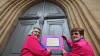 Protestaktion "Maria 2.0", auch die Vorstandsmitglieder Karin Post-Ochel (links) und Erika Michelsen vom Katholischen Frauenbund in Kitzingen machen mit. Hier hängen sie in der katholischen Stadtkirche St. Johannes Thesen der Aktion.
