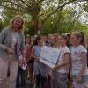 Einen Scheck über 7000 Euro übergaben die Kinder der Freiherr-von-Zobel-Schule an Bürgermeisterin Anette Schmidt für die Anschaffung einer Kletteranlage auf dem Schulgelände. Einen Scheck über 7000 Euro übergaben die Kinder der Freiherr-von-Zobel-Schule an Bürgermeisterin Anette Schmidt für die Anschaffung einer Kletteranlage auf dem Schulgelände.