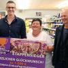 Einkaufsgutscheine im Wert von 1000 Euro hat die DJK Oberschwarzach beim "Edeka Punkte-Cup" gewonnen. Im Bild bei der Gewinnübergabe im Edeka-Markt Preller (von links): Stefan Preller, DJK-Sebastianihausmanagerin Annette Mend und DJK-Vorsitzender Claus-Peter Schilling.