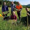 Forstamtsleiter Florian Wilshusen (von links), Gutachter Benno von Blanckenhagen,Jan Hochstein (LIFE-Projekt), Praktikantin Lara Niedling, Ranger Georg Sauer und JonasThielen (LIFE-Projekt) bei der Pflanzaktion im Roten Moor.