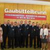 Für 40 Jahre aktiven Feuerwehrdienst mit Staatlicher Ehrung ausgezeichnet wurden (vorne Mitte von links) Jürgen Harkabus, Günther Eidel, Rainer Wießmann, Bernhard Engert und Edwin Engert, hinten von links als oberster Dienstherr Landrat Eberhard Nuß, 1. Kommandant Martin Engert, Kreisbrandrat Michael Reitzenstein, Vorsitzender Florian Wießmann, Bürgermeister Björn Jungbauer, 2. Kommandant Martin Engert, Bezirksrätin Rose Behon, flankiert von den Feuerwehr-Ehrendamen.