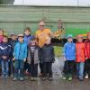 Das Foto entstand vor der Abfahrt in die Flur. Es zeigt die Kinder gemeinsam mit Jagdhelferin Caroline Dürr (links), den Waidmännern Karl Dürr und Edgar Schaub (Zweiter und Dritter von links), Falkner Ferri Gagstetter und seinem Fleckenuhu (Bildmitte) sowie Wagenlenkerin Marina Grimm (Sechste von rechts) und dem Vizevorsitzenden des SPD-Ortsvereins Kleinrinderfeld, Arnold Henneberger (Dritter von rechts).