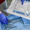 Praktisch, ökonomisch, ökologisch? Den Ärzten im Krankenhaus Lohr stehen sowohl steril aufbereitete Instrumente als auch Wegwerf-OP-Sets zur Verfügung. Praktisch, ökonomisch, ökologisch? Den Ärzten im Krankenhaus Lohr stehen sowohl steril aufbereitete Instrumente als auch Wegwerf-OP-Sets zur Verfügung.
