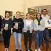 Rachel Gillio (Direktorin des DFI), Sophia Wen, Fiona Erdmann, Felicia Feser, Anouschka Schuppert (alle Klasse 10m), Autor Olivier Keraval und Hélène Goeury (deutsch-französische Kulturfreiwillige am DFI) (von links) in der Bibliothek des Deutschhaus-Gymnasiums. Rachel Gillio (Direktorin des DFI), Sophia Wen, Fiona Erdmann, Felicia Feser, Anouschka Schuppert (alle Klasse 10m), Autor Olivier Keraval und Hélène Goeury (deutsch-französische Kulturfreiwillige am DFI) (von links) in der Bibliothek des Deutschhaus-Gymnasiums.