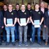 Übernahme nach der Lehre. Die frisch ausgelernten Auszubildenden freuen sich mit der Geschäftsführung und den Ausbildern (von links): Joachim Schärtl (Prokurist), Peter Omert (techn. Ausbilder), Jonas Kümmeth, Markus Braungart, Janick Manger, Christian Alban, Johannes Hausmann, Florian Scherer, Christoph Hergenhan (Techn. Ausbildungsleiter), Martin Reußenzehn (Betriebsratsvorsitzender) und Helmut Grosser (Geschäftsführer)